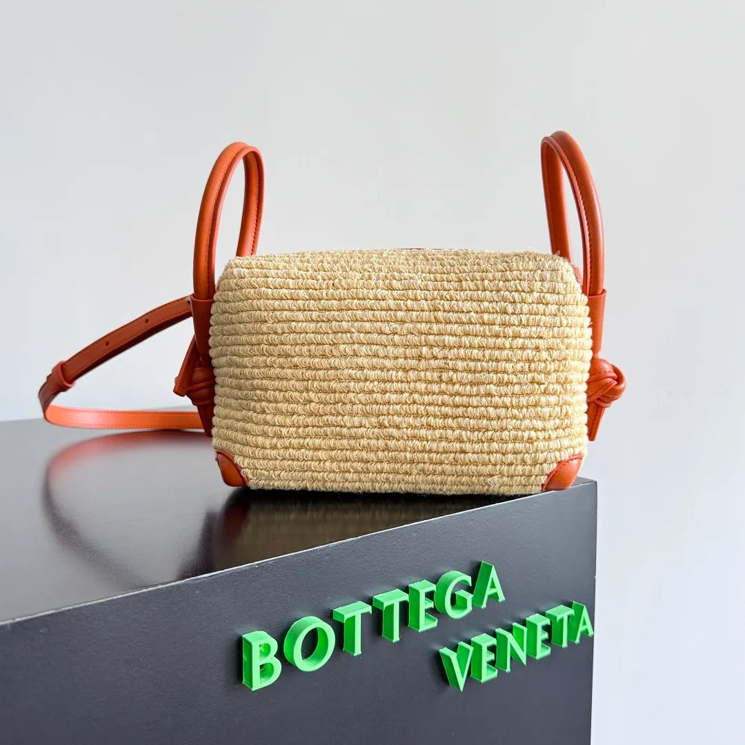 Batch 1560 BOTTEGA VENETA2025summer new burnt orange raffia loop👋🏻This small loop directly grows on my aesthetic point💥! The oversized buckles on both sides are amazing. The bag can be folded and used as a handle. You can easily switch between shoulder, crossbody and handbag, unlocking N ways to carry it✨! Iconic knot decoration, instantly recognizable as high-end! It is made of a super special raffia blended material, and the texture is ridiculously exquisite! Small-batch dyeing makes each bag unique in color. Carry it on the street in summer and slay the whole crowd! ! Traveling with the new color matching of BV Loop👜 is just like a vacation! Weaved with raffia, it is full of natural texture and summer style; paired with orange leather parts, the color contrast is sharp and fashionable. The overall style is casual yet sophisticated, suitable for matching with holiday or casual clothing, and can add highlights to your outfit. ✨The summer limited edition raffia is paired with bright orange, full of vitality! Wear it on your back and go on vacation together⛱️🍹 Style number: 19*12*9cm